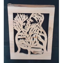 Couple s'embrassant figé dans un arbre