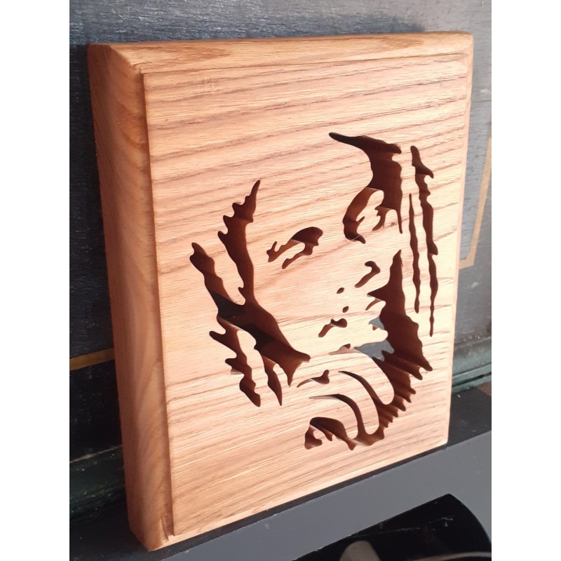 Portrait Bob Marley dans du châtaignier