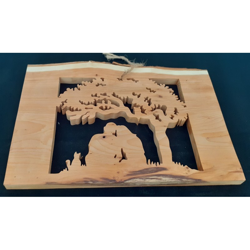 Câlin sous un arbre en présence de la bienveillance d'animaux